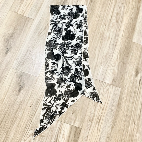 Ann Taylor 100% Silk NWT Scarf Floral Flowy Dainty 62”x10” - Picture 4 of 6